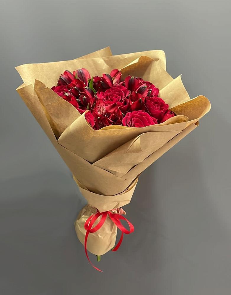 Букет цветов из: Альстромерии и Розы в Гайны