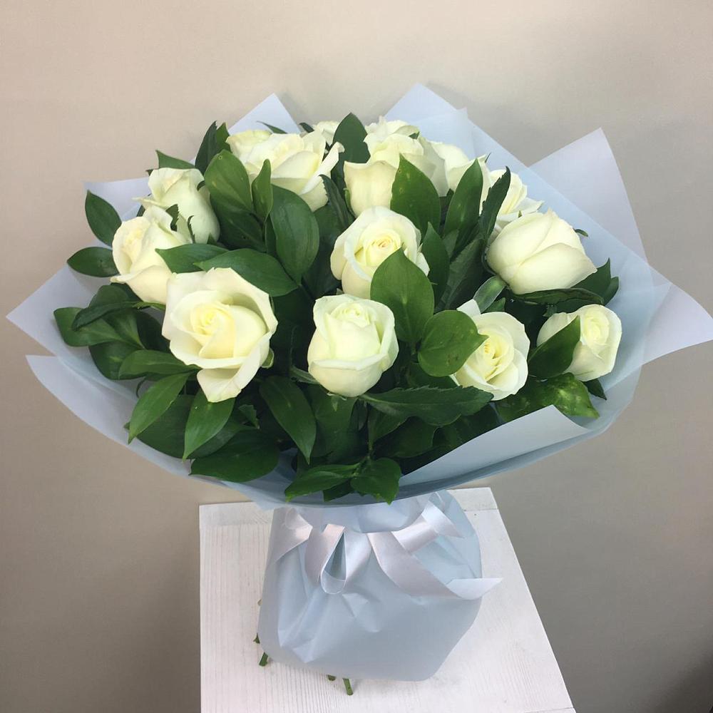 Букет 15 Белых роз Проуд в Гайны