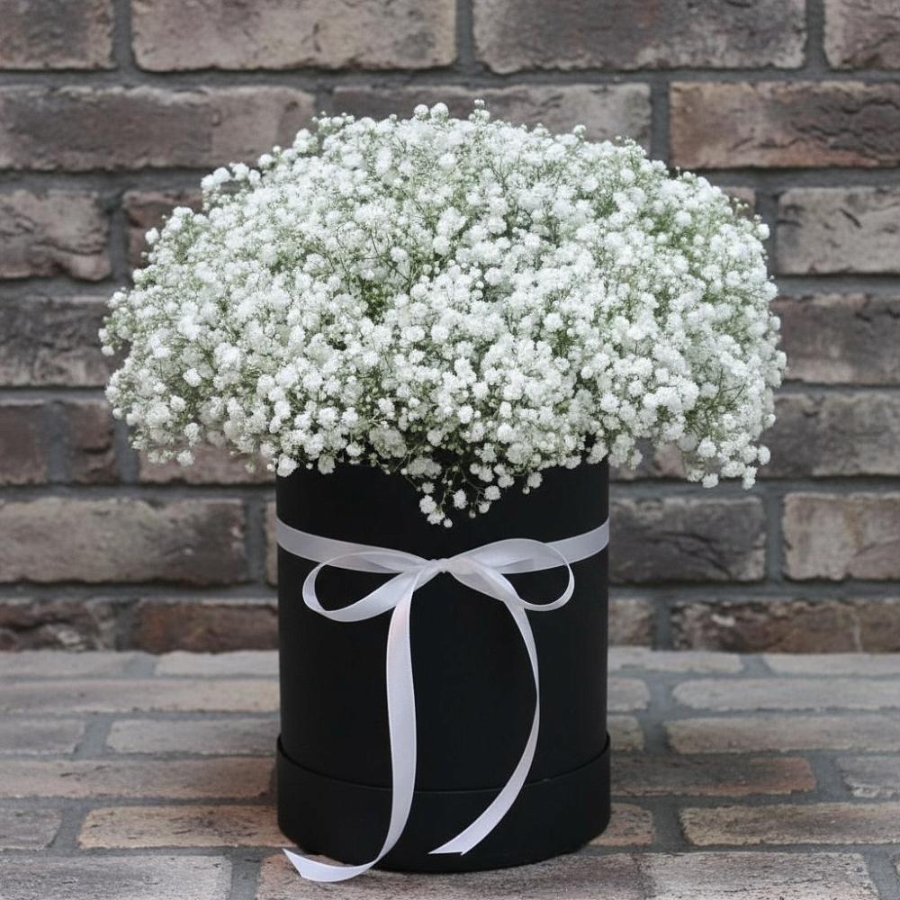 Цветочная композиция из Гипсофила в шляпной коробке в Гайны