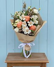 Букет цветов из:  Альстромерии, Лизиантусы, Розы и Хризантемы в Гайны