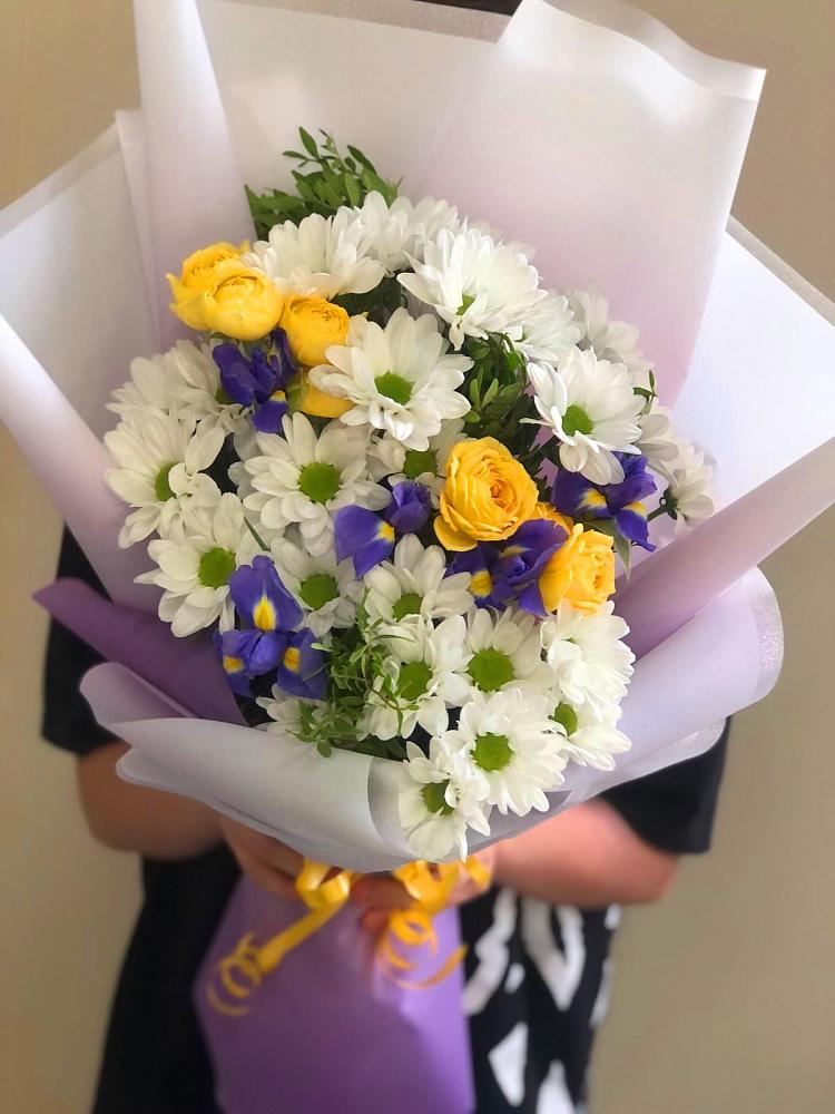 Букет цветов из: Ирисы, Хризантемы и Розы в Гайны