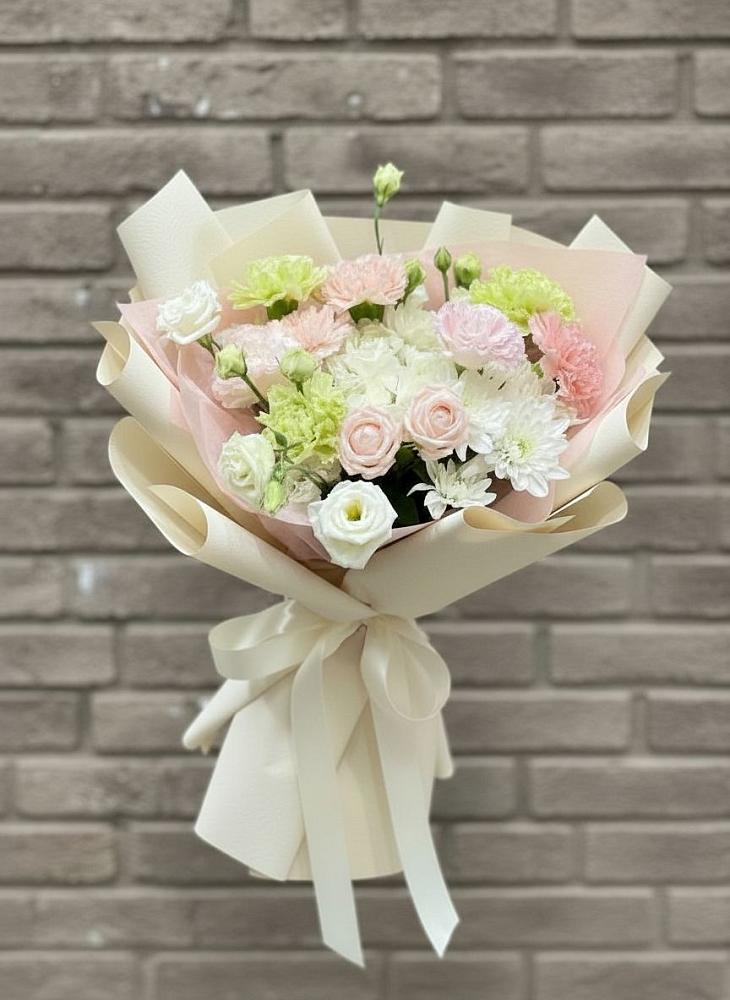 Букет цветов из: Гвоздики, Розы, Лизиантусы и Хризантемы в Гайны