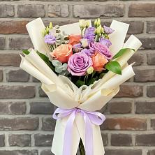 Букет цветов из:  Лизиантусы и Розы в Гайны