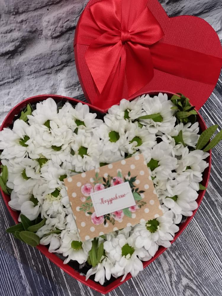 Цветочная композиция из Хризантемы в виде сердца в Гайны