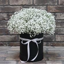 Цветочная композиция из Гипсофила в шляпной коробке в Гайны