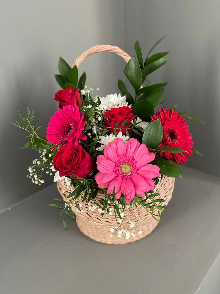 Цветочная композиция из Розы, Хризантемы и Герберы в корзине в Гайны