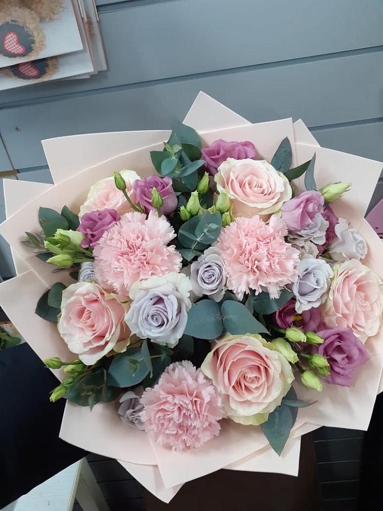 Букет цветов из: Розы, Гвоздики и Лизиантусы в Гайны